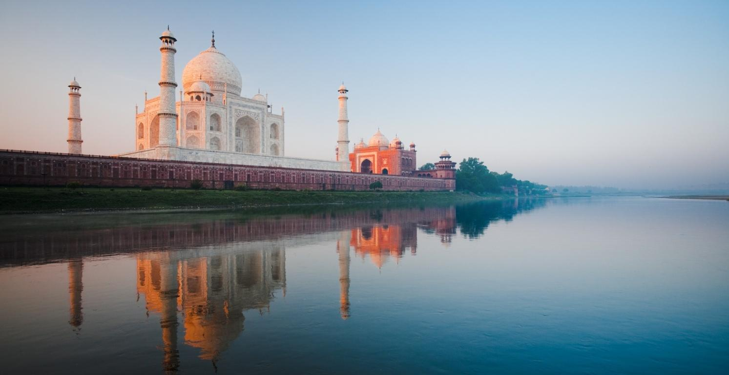 Seite 8 von 11 ßen Moschee und allen Palästen nahezu geisterhaft erhalten geblieben. Angekommen in Agra besichtigen Sie das Agra-Fort und das Itimad-ud-Daula-Mausoleum. Übernachtung in Agra. 11. Tag Agra Khajuraho (F/-/-) Sie beginnen den Tag mit einem Besuch des atemberaubenden Taj Mahals bei Sonnenaufgang.