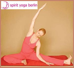Yoga-Übung 2: Variation der Kopf-zum-Knie-Haltung Setze Dich mit gegrätschten Beinen quer auf Deine Yogamatte. Winkel Dein rechts Bein an und lege Deine Ferse nahe an Deinen Schritt.