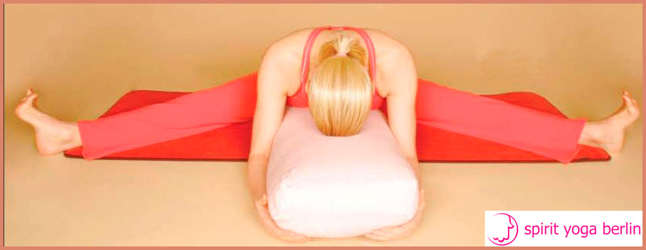 Yoga-Übung 3: Die weite sitzende Vorbeuge Einfach mal loslassen und die Schwere des Körpers in den Boden sinken lassen.