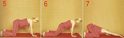Yoga-Übung 4: Der Sonnengruß Stelle Deine Füße mit den Zehen gerade nach vorne hüftbreit am hinteren Ende der Yogamatte auf. Nimm die Hände vor dem Herzen zusammen.