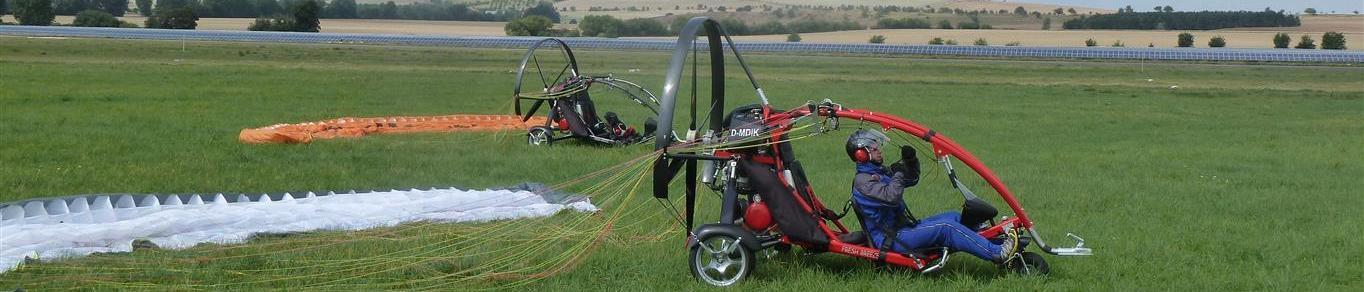 und 30 Flüge von mehr als 100 m Höhenunterschied (Berg- Windenstart) praktische Grundausbildung auf doppelsitzigem Motorschirm-Trikes (von der Harzer GSS für zukünftige Trike-Piloten nach einer