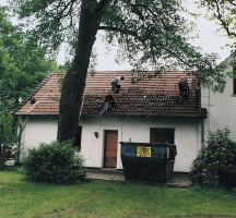 Wohnungsbau mit Stahl 076 Aufstockung in Stahlständerbauweise Ein Fachwerkhaus aus dem 17. Jahrhundert im ländlichen Umfeld von Dinslaken sollte aufgestockt werden.