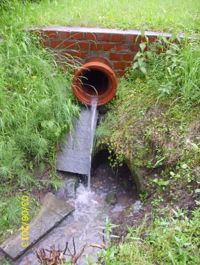 Seite 1 Mädelgraben 1 Beschreibung Der Mädelgraben speist sich vorwiegend aus Hang- und Schichtenwasser aus dem Wohngebiet Pirna Sonnenstein sowie anfallendem Oberflächenwasser unterhalb der