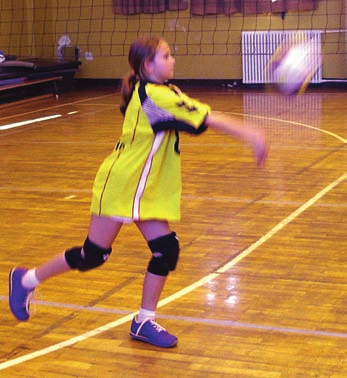 Lieber Volleyballanfänger Viele Mädchen und Jungen lernen das Volleyballspielen in einem Verein. Sie üben regelmäßig, gehören Mannschaften an und bestreiten Spiele gegen andere Mannschaften.