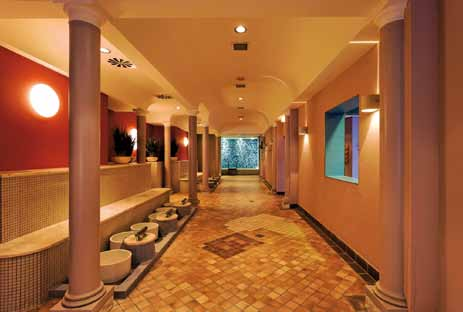 Alster-Schwimmhalle» IN SEINEM ELEMENT!«55 Die Sauna-Umkleiden teilen sich in einen gemischten Bereich mit über 100 Schränken und einen Damenraum mit 30 Schränken auf.