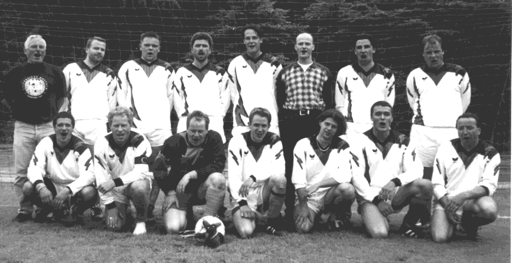 Arminia Rostock II Saison 1998/99 Kreisliga Rostock-Warnow: stehend von links: hockend von links: Trainer Joachim Feuerstein, Dr.