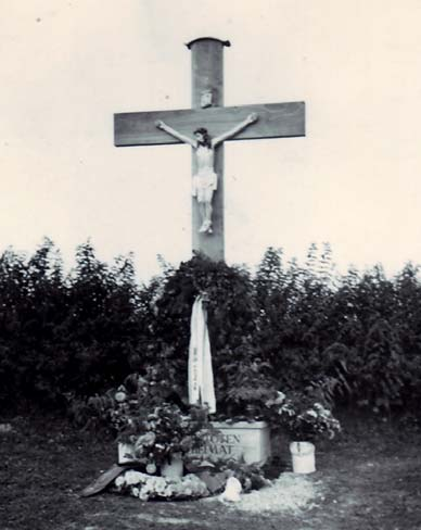 10 93345 Hausen Inschrift: Den Toten der Heimat. Standort: Gemeindefriedhof in Hausen. Einweihung: 1951.
