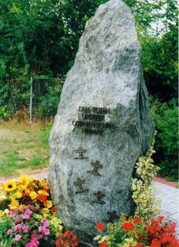 27 83308 Trostberg Inschrift: Wir gedenken der Toten und unserer Opfer auf dem leiderfüllten Weg in eine neue Heimat. Die Angehörigen der Gemeinde Priesenitz bei Brünn in Mähren.