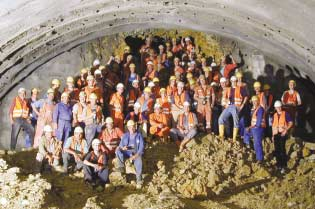 VORWORT Es gibt kaum einen Bereich der Bautechnik, in dem Fachkompetenz so gefragt ist wie im Tunnelbau.