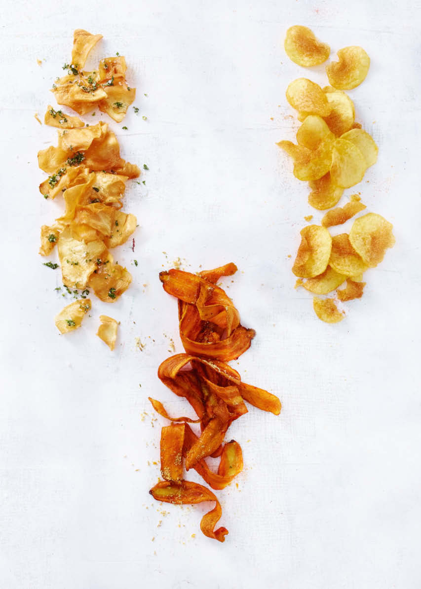 KAROTTENCHIPS MIT FENCHEL-ORANGEN-SALZ 600 g Karotten schälen, der Länge nach in 2 mm dicke Scheiben schneiden und in kochendem Wasser 30 Sekunden blanchieren. Mit einem Küchentuch trocken tupfen.