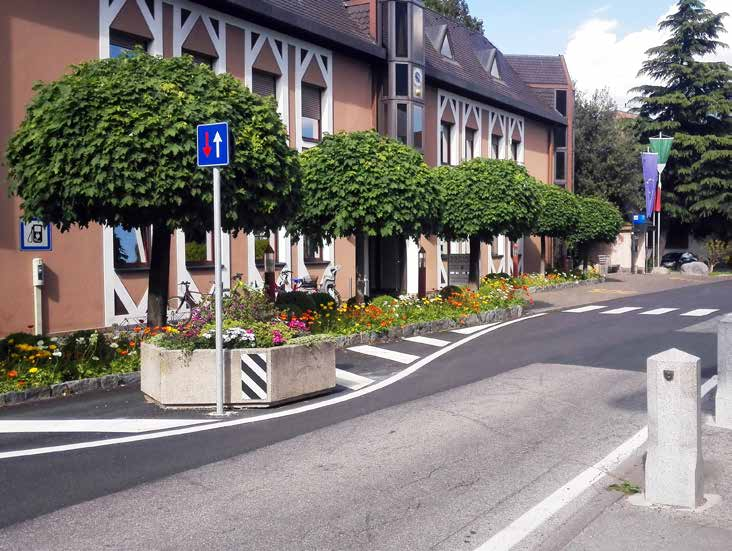 Gemeinde Blumentröge zur Verkehrsberuhigung im Ortszentrum von Algund - Testphase läuft Die Verlangsamung des motorisierten Verkehrs, mehr Sicherheit für Fußgänger und Radfahrer und generell eine