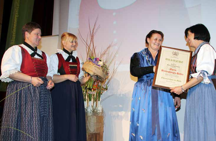 Vereine Auszeichnung und Ehrung für Maria Breitenberger Haller Mit Freude nahm unsere langjährige Ortsbäuerin Maria Haller - Blumenthalerhof beim Landesbäuerinnentag in Brixen die Ehrennadel in Gold,