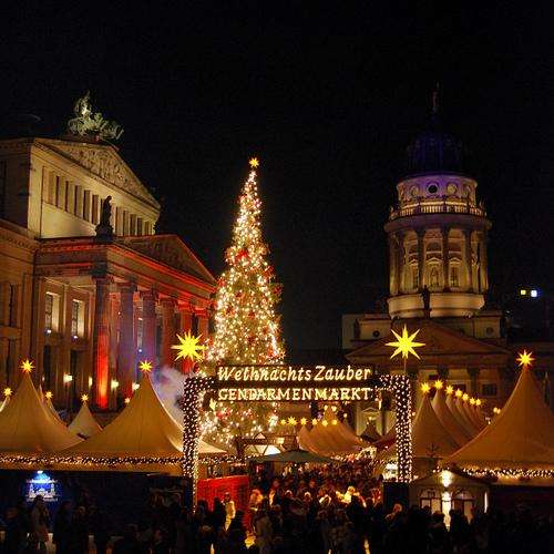 Weihnachtsmarkt am Am Alexanderplatz kann man sich jedes Jahr mit Riesenrädern, Karussells und Losbuden in Weihnachtsstimmung bringen.
