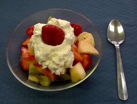 Obstsalat im Sommer Brettchen, Küchenmesser, Esslöffel, Schälmesser, große Schüssel, Teelöffel, Handrührgerät, schmales Gefäß, Sieb 1. 2 Äpfel schälen, entkernen und in kleine Würfel schneiden 2.