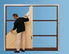 Wenn Sie sich bei Giebel, Haustür und Fenstern für Holz entschieden haben, sollte auch Ihr Schwingtor zu der schönen Holzoptik passen.