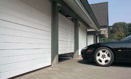 Nutzen Sie die vielen Vorteile: Sectionaltore bieten maximalen Platz in der Garage und zum Parken vor der Garage. Denn sie öffnen senkrecht und liegen platzsparend unter der Decke.