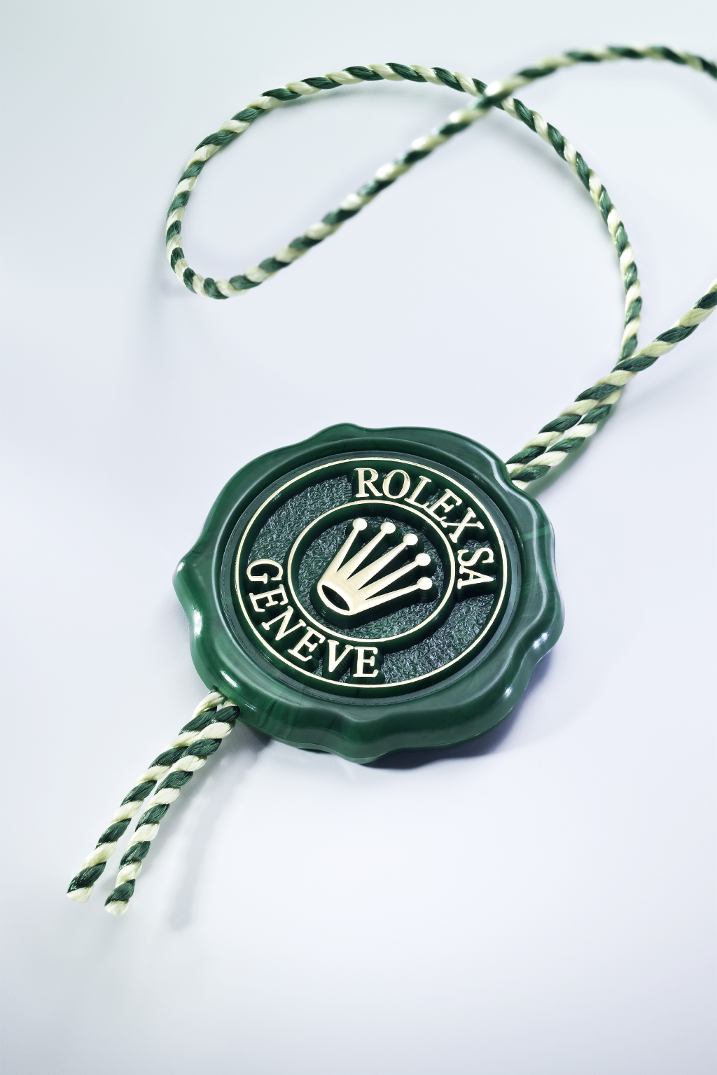 Besondere Merkmale CHRONOMETER DER SUPERLATIVE Das grüne Siegel Ihrer Rolex bürgt für den Status Chronometer der Superlative.