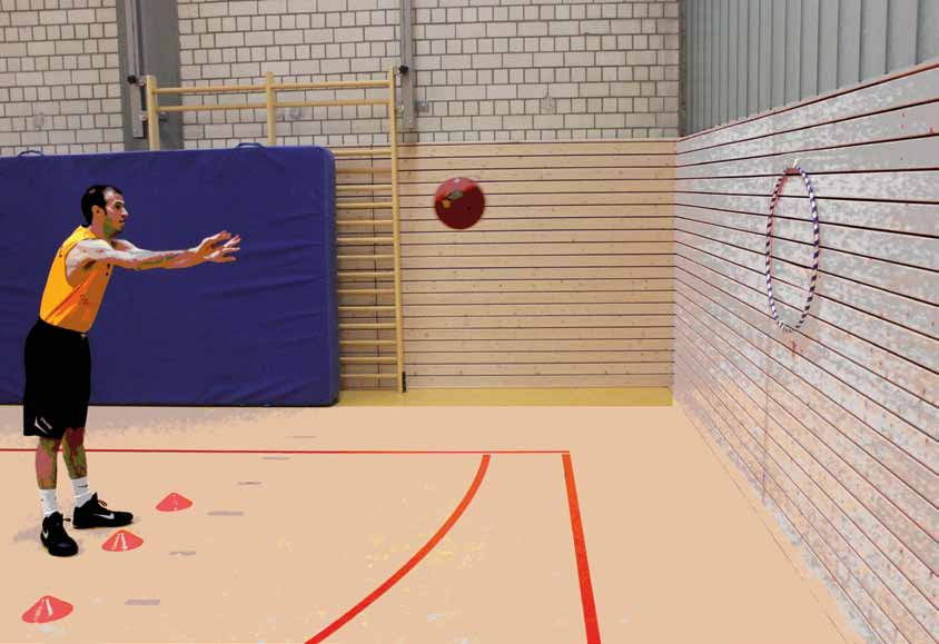 40 41 Ziel-Passen Man versucht, mit dem Basketball eine Fläche an der Wand zu treffen. Frauen, Jugendliche und Kinder werfen mit einem leichteren Basketball.