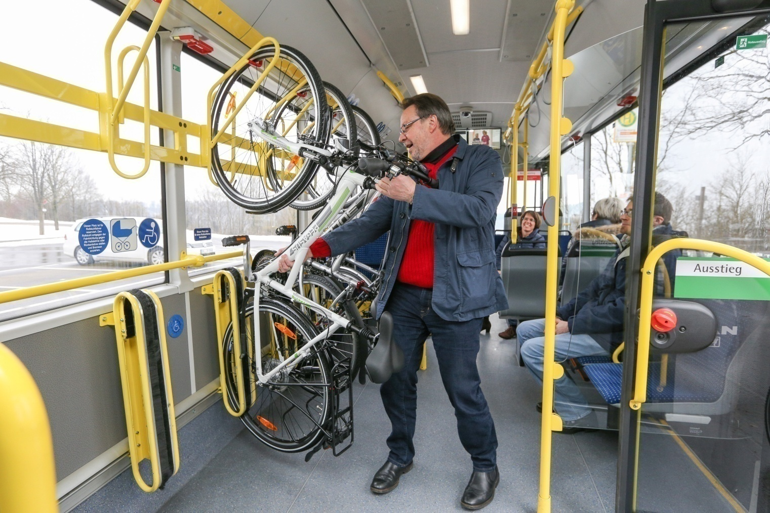 Fahrrad2Go Neuentwicklung von Halterungssystemen für eine einfache, schnelle und sichere Fahrradmitnahme im täglichen Linienbusverkehr Fahrräder im