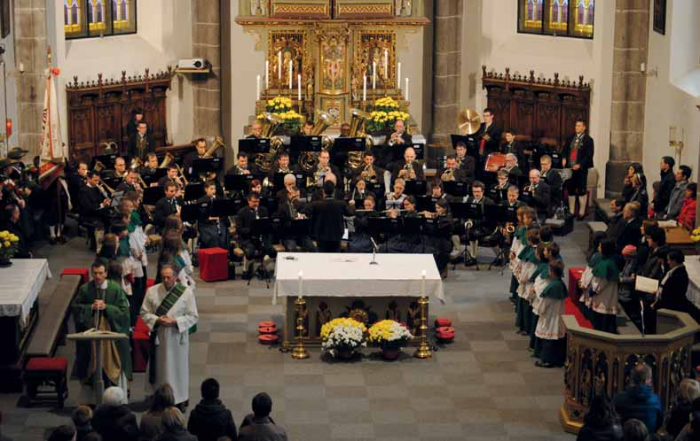 VEREINE Messe in der Pfarrkirche und musikalische Umrahmung durch die Musikkapelle MUSIKKAPELLE MÜHLEN CÄCILIENFEIER Am 17. November fand die traditionelle Cäcilienfeier der Musikkapelle Mühlen statt.