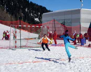 SPORT SNOW-HANDBALL WER HAT S ERFUNDEN? Beim SSV Taufers gibt es bereits seit 2011 ein Schneehandball-Turnier nicht nur in Argentinien.
