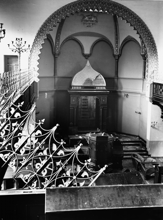 16 Eberhard Schmidt-Elsaeßer Blick von der Frauenempore auf den zerstörten Betraum der Lübecker Synagoge.