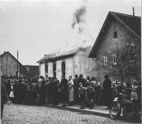 226 Michael Wildt sie von der Menschenmenge verfolgt und geschlagen. Der Bahnhofsvorsteher war einer der wenigen aufrechten Menschen in Treuchtlingen.