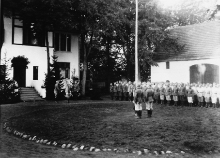 250 Bernd Philipsen Nachdem der Gutshof verwaist war, quartierten sich dort Bausoldaten ein. Konkrete Hilfe bei der Suche nach einem sogenannten sicheren Hafen erhoffte sich Wolff, dem am 22.