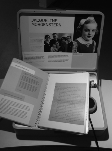 332 Iris Groschek Koffer und Biografiemappe zu Jacqueline Morgenstern in der Gedenkstätte Bullenhuser Damm, 2013.