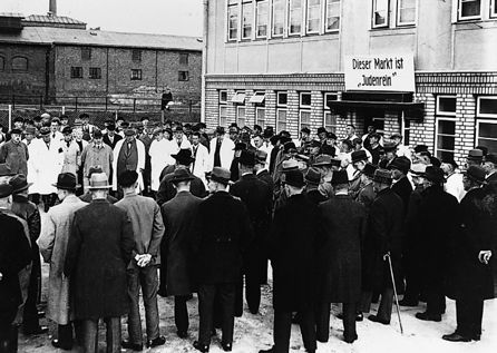 Weg in den Abgrund 85 Viehmarkt in Lübeck, 1935. Kandidaten der Rechtswissenschaft haben ausdrücklich zu versichern, dass sie bei der Prüfungsvorbereitung keine Hilfe von Juden erhalten haben.