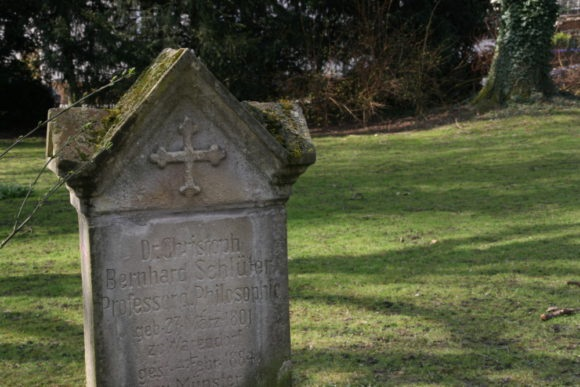 Hörster Friedhof: Gedenkstein für Clemens Maria Franz von Bönninghausen. Bei dem Homöopathen war Annette von Droste in Behandlung.
