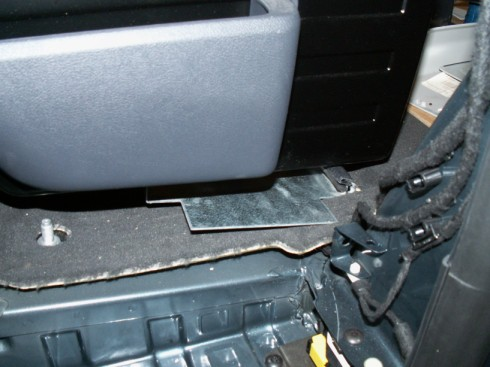 Innerhalb der Fahrersitzkonsole befindet sich unter der Bodenmatte ein Massepunkt M6mm mit Hutmutter.