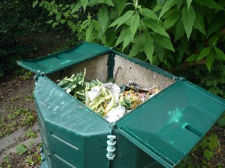 Anlegung der Kompostierungsanlage Im Rahmen des Schulobst-Programms 2010/11fallen viele Obst und