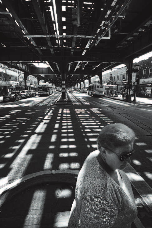 Kapitel 20 In einem russischen Viertel von New York wirft die Hochbahn wunderbare grafische Schatten.