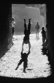 Kapitel 20 Street Photography bedeutet aber auch, bewegte Szenen auf den Punkt zu bringen. Bei dieser Szene in der algerischen Stadt Timimoun schlägt ein Junge ein Rad.