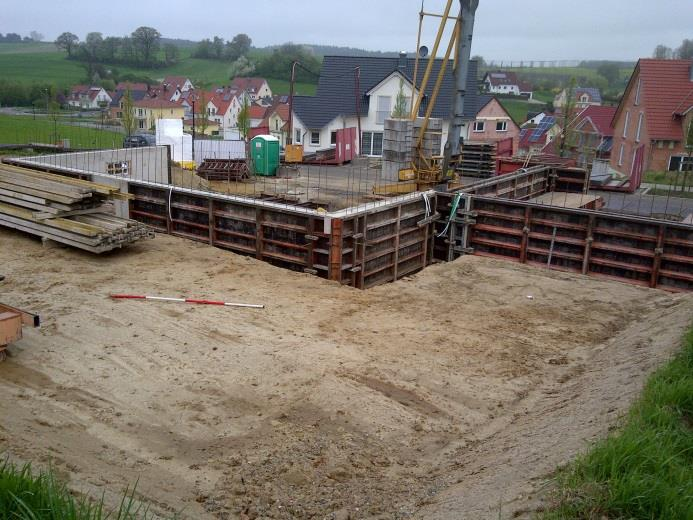 Bautagebuch: Sonnenhaus - Rohrbach 18.4. Nach langem wetterbedingtem Warten geht es nun los. Die Baugrube ist ausgehoben und es werden von Fa.