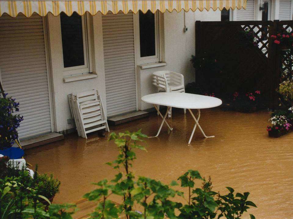 Wasserführung auf dem Gelände Neigung der Geländeoberfläche: Zum Gebäude: Risiko von Überflutungen der Sockelzonen.