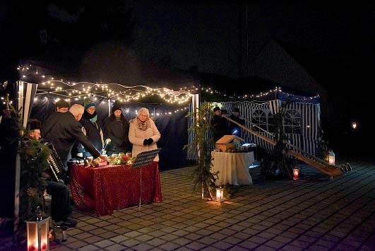 September Januar 2012 2017 TRACHTENVEREIN D`PAARTALER Waldweihnacht der Trachtler RÖMERWALL-SCHÜTZEN FORSTWIESEN Weihnachtliche Stimmung Wenn auch die leuchtenden Kinderaugen bei der traditionellen