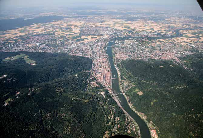 11 Einführung Geografische Lage und Verkehrseinbindung Der Stadtkreis Heidelberg liegt im nordwestlichen Teil Baden-Württembergs, am Austritt des Neckars aus dem Odenwald in die Rheinebene, rund 120