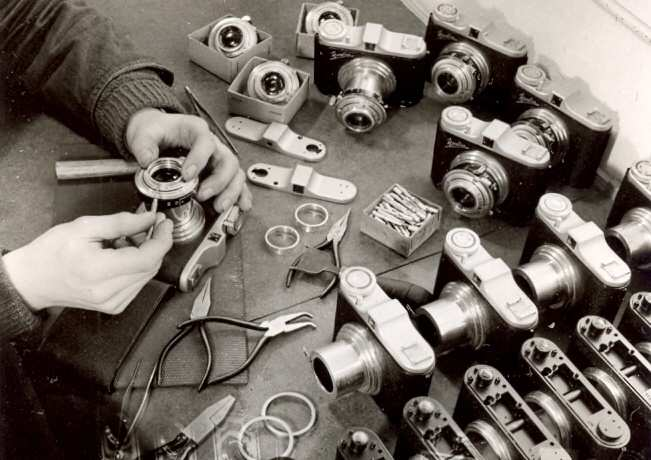 In diesem Jahr mußte eine kleine Kamerafabrik im Stuttgarter Raum den Betrieb einstellen, und Ende 1952 gelang es der Firma Vredeborch, aus dieser Produktion Betriebsmittel, Zeichnungen und Bauteile