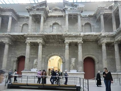 Ein Teil der Figurenplatten sind an den originalen Stellen des Altars angebracht, andere aus Platzgründen an den Wänden des Pergamonsaales.