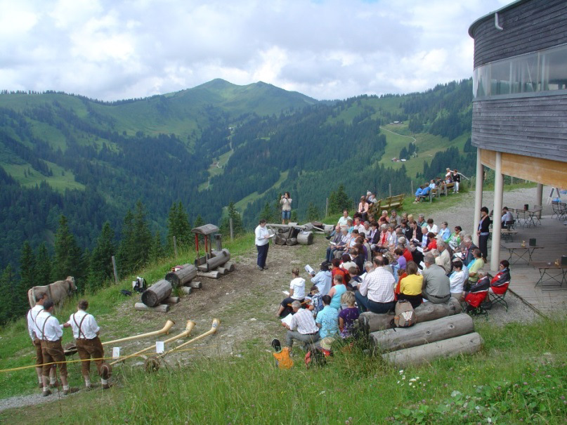 Kirchliche Mitteilungen Anmeldung zur Bergmesse Die Bergmesse dieses Jahr führt uns am auf den Pfänder bei Bregenz. Sonntag 12.