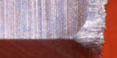 Zerspanversuche 127 In Abbildung 5-4 und Abbildung 5-5 sind Verschleißaufnahmen der Freifläche der Schneidelemente, welche mit bronzegebundenen Schleifscheiben der Körngröße D46, der