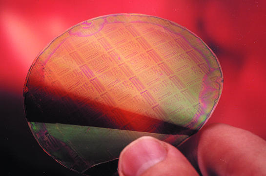 Zukünftige Möglichkeiten Zukünftige Möglichkeiten Dual-Core Prozessoren zwei vollständig getrennte Prozessorkerne auf einem Chip (ab Mitte 2005 verfügbar) Polymer-Prozessoren Transistoren auf Basis