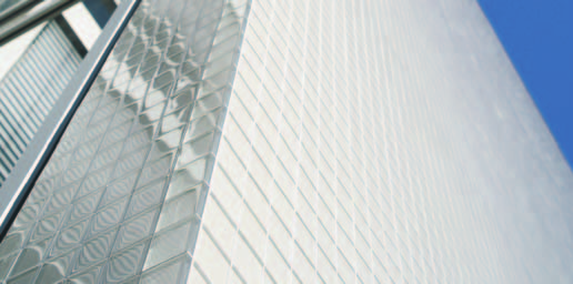 Die Architekten Allmann Sattler Wappner aus München verwirklichten außergewöhnliche Spiegeleffekte auf der preisgekrönten Fassade des Dienstleistungs- und Service-Center der GEWOGE, LUWOGE BASF GmbH