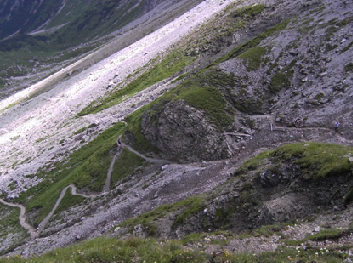 Im weiteren Verlauf der Bergkette ist es wieder umgekehrt. Schauen wir nach links, haben wir einen fantastischen Blick in Warmatsgundtal. Weiter durch Latschen nähern wir uns dem Kühgund (1745 m).