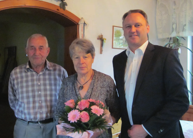 2 Rückblick EHRUNGEN Stellvertretend für alle Jubilare der Ortsteile Bad Vöslau, Gainfarn und Großau darf hier nochmals herzlich gratuliert werden: Frau Hermine Goißer feierte am 18. Oktober ihren 80.