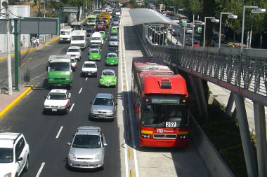 Öffentlicher Busverkehr und BHLS (ii) Hochleistungsverkehrsmittel BRT Meistens eigene Infrastruktur, Expressverkehr, erweitertes Angebot 100k