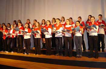Benefizkonzert Waldshut Wir (die Klasse 7e) hatten uns zum Benefizkonzert der Gymnasien mit Musikprofil angemeldet, das in Waldshut im Schwarzwald am 10.