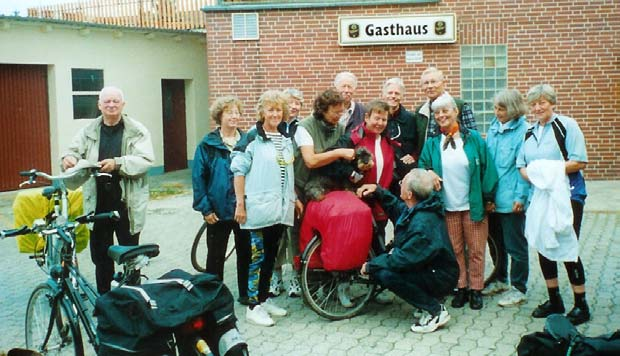 Die Leichtathleten on Tour Ilse Struck Als wir im August 2000 von Oerrel/Heide nach Hause radelten, wurde ich zum Ritter der Landstraße gekürt, doch heute kann ich Euch leider nur als Außenstehende